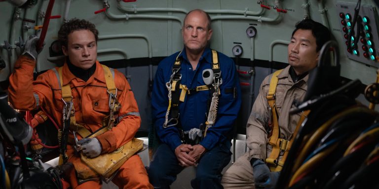 Woody Harrelson e Simu Liu alcançam marco significativo no box office global com o thriller Last Breath