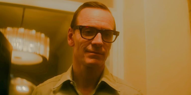 Filme de espionagem protagonizado por Michael Fassbender e Pierce Brosnan ultrapassa marco significativo nas bilheteiras, mas ainda é um sucesso financeiro?